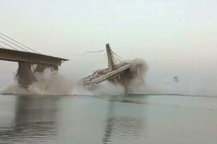 В Индии второй раз за 14 месяцев рухнул строящийся мост через Ганг
